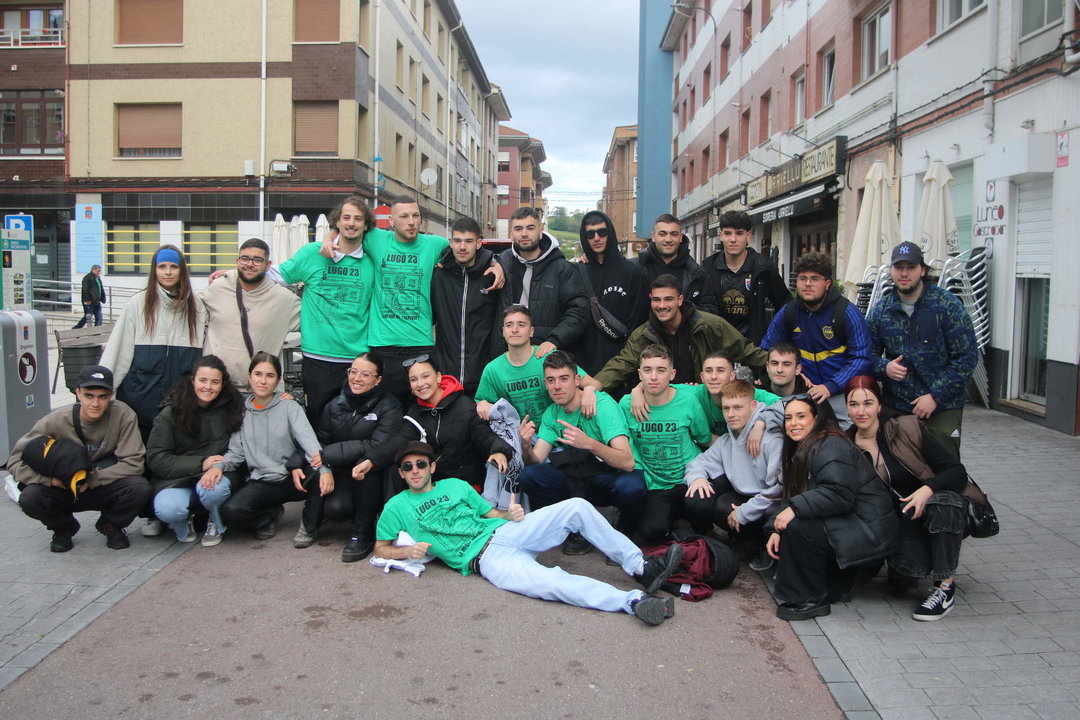 Los muchachos y muchachas que arrancaron la Jira de Santu Firme desde Lugo
