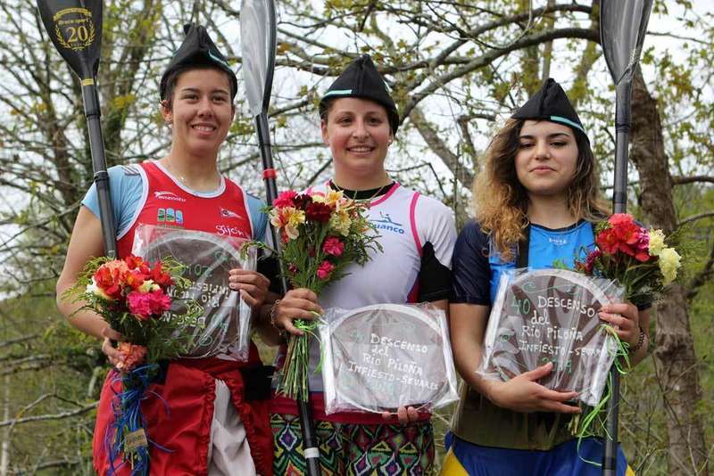 podium-damas-descenso-pilo&ntilde;a