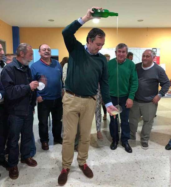 vega-escanciando-psoe-villaviciosa