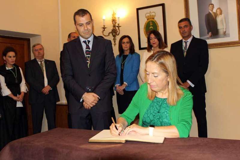 ana-pastor-libro-honor-cangas-onis