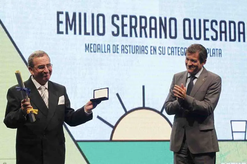 emilio serrano medalla.jpg