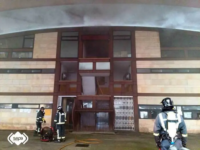 2015.03_.31-incendio-pola-de-siero_.-ba-ventilando-instalaciones-1_.jpg