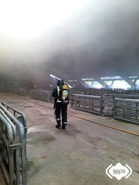 2015.03_.31-incendio-pola-de-siero_.-en-el-interior-del-mercado-con-equipos-de-respiracion-5_.jpg.jpg