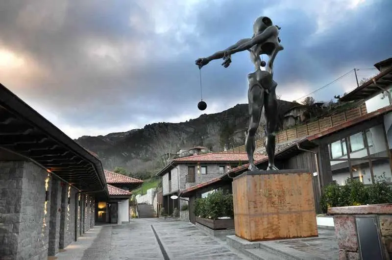 newton-dali-puebloastur.jpg