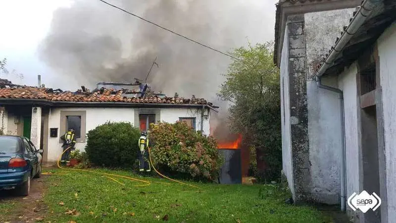 incendio-cazanes-villaviciosa-bomberos.jpg