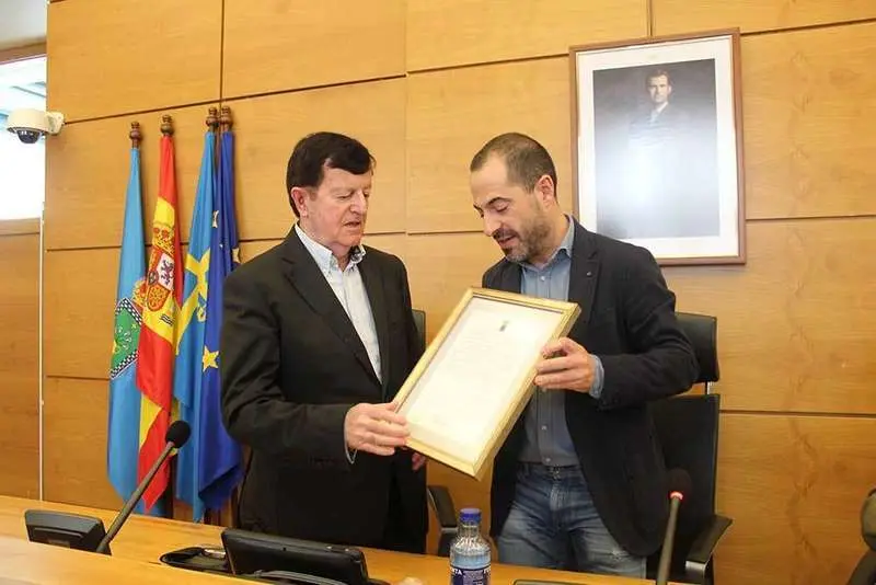 Jos&eacute; Antonio Coppen recogiendo el diploma que lo acreditaba como Cronista oficial de Lugones, de manos del alcalde, &Aacute;ngel Garc&iacute;a
