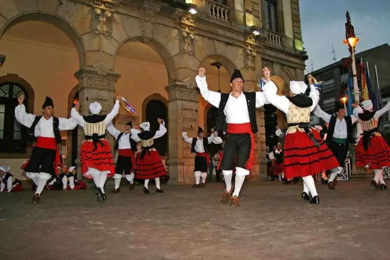 festival-folklorico-villaviciosa.jpg