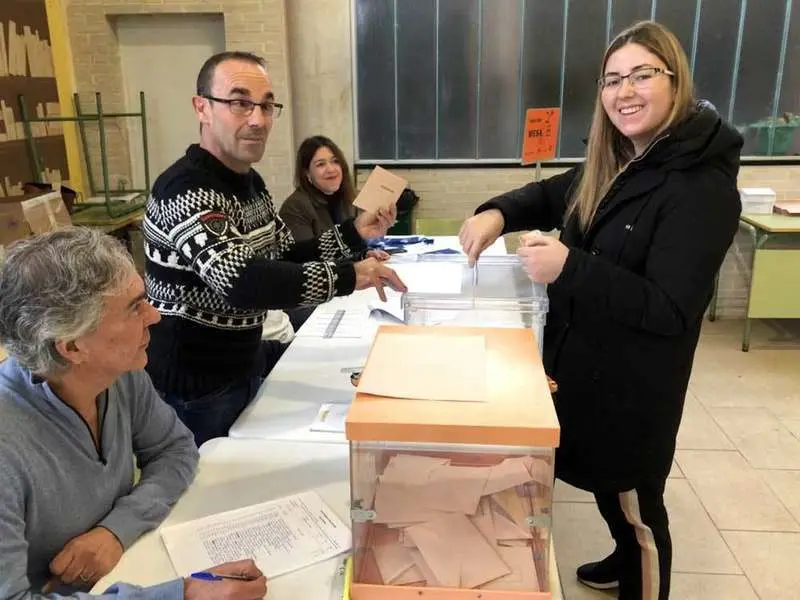 elecciones-votando-cangas-onis.jpg