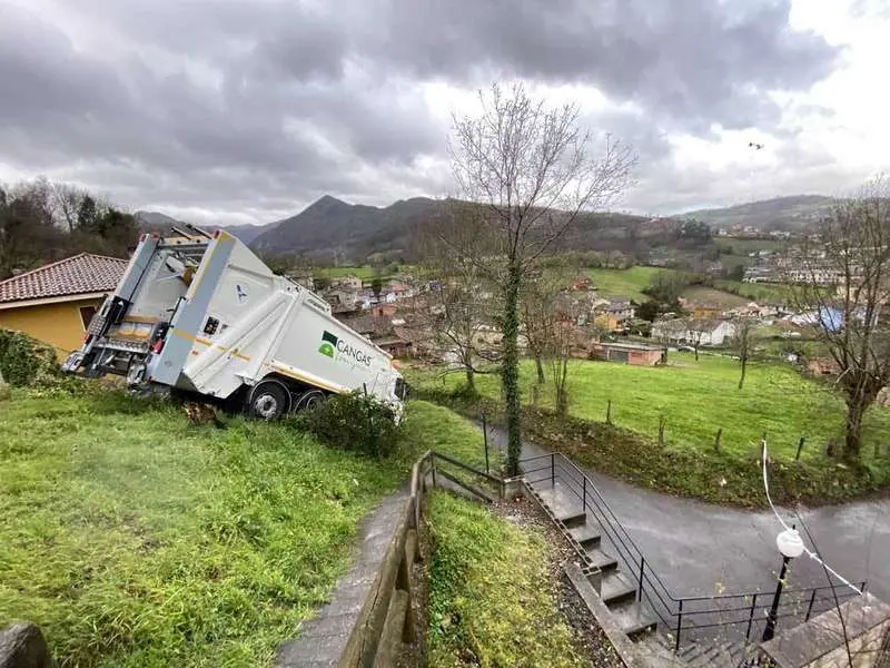 accidente-camion-recogida-cangas-onis-01