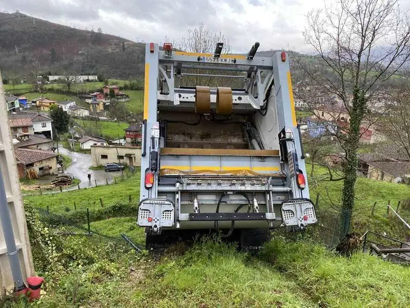 accidente-camion-recogida-cangas-onis-03