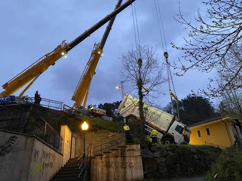 rescate-camion-basura-cangas-07