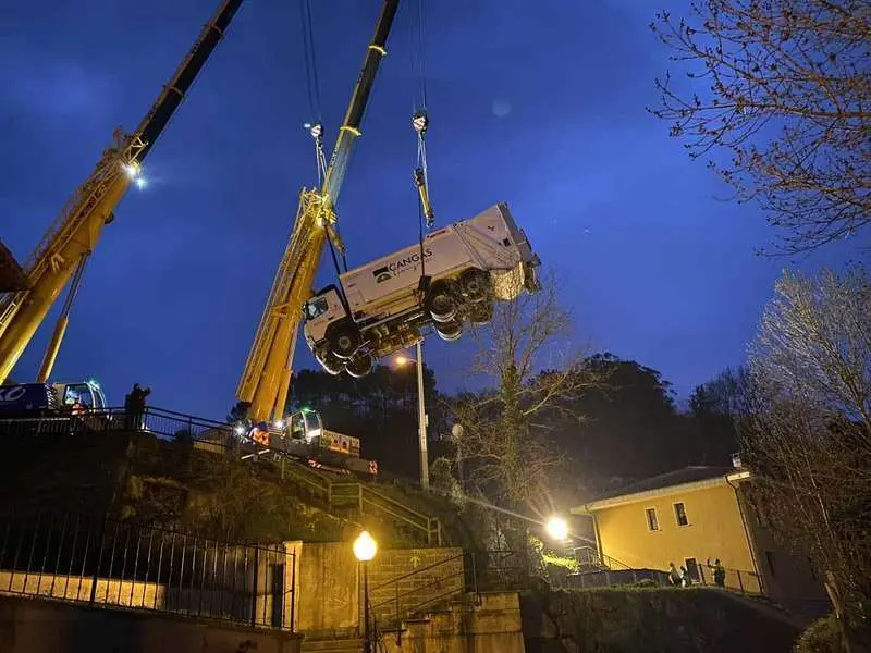 rescate-camion-basura-cangas-08