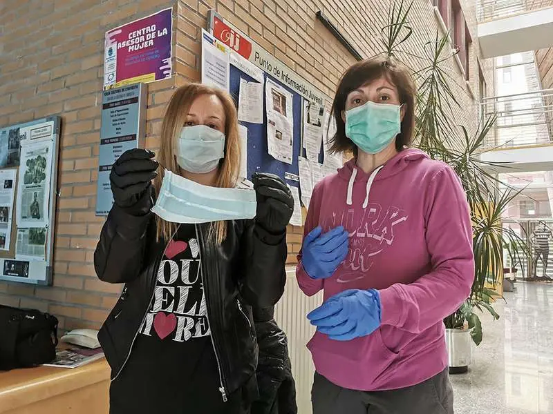 Ana Mar&iacute;a Montes y Almudena Canto, de la AMPA del colegio de Infiesto repartiendo minimascarillas en la Casa de Cultura (1)