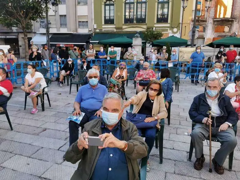 Publico-en-la-plaza-Cristina