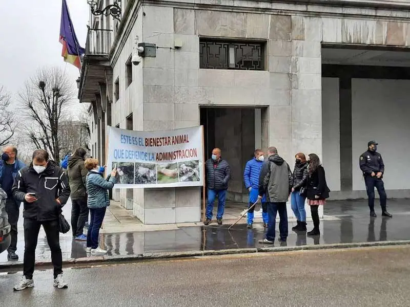 ganaderos-contra-el-lobo-oviedo-01