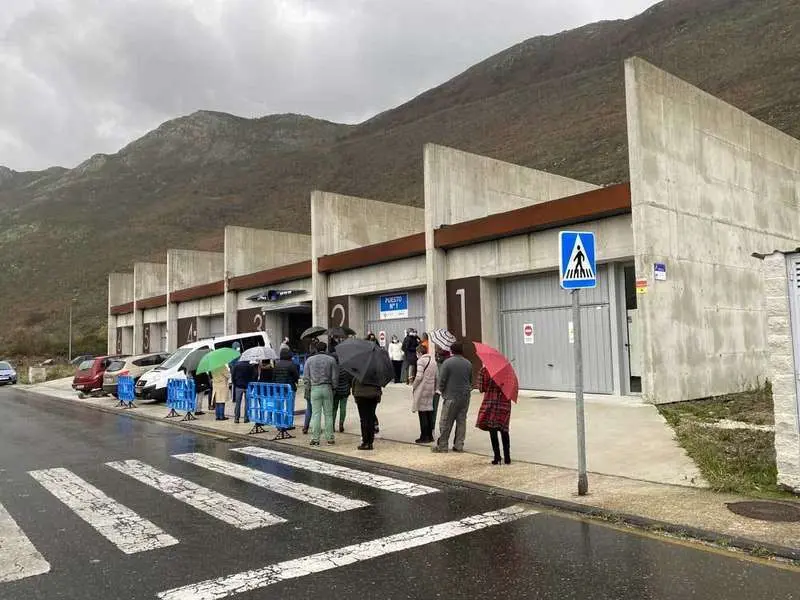 colas-vacuna-covid-ribadesella