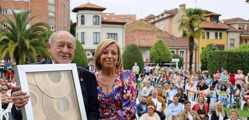 Tino Fombona, junto a Amparo Antu&ntilde;a, el d&iacute;a que fue nombrado Hijo Predilecto de Nore&ntilde;a