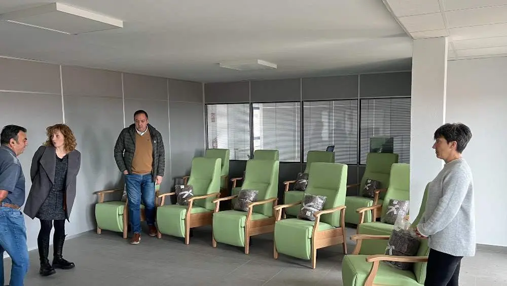 El Presidente y la Vicepresidenta de Cuidome-Cuidame, Juan Luis Fern&aacute;ndez y Adela Alvarez , junto el Alcalde de Villaviciosa, Alejandro Vega, y la concejal de servicios sociales, Lorena Villar, visitando las instalaciones del centro de d&iacute;a.