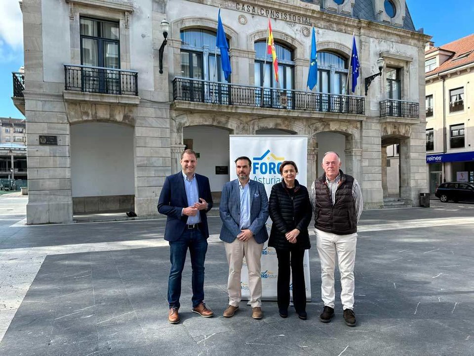 Adrián Pumares, Hugo Nava, Carmen Moriyón y Eduardo Martínez Llosa, en la plaza del Ayuntamiento de Siero