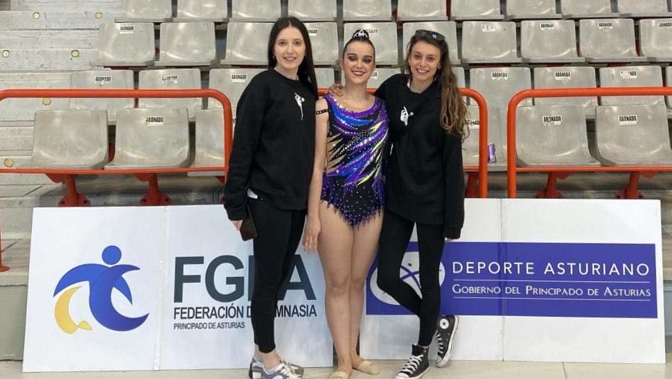 La gimnasta Lucía Santos con sus entrenadoras, Marta Campo y Lorena Trapiella.