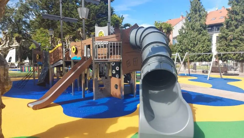 Detalle del reci&eacute;n inaugurado parque La Ballina en Villaviciosa.