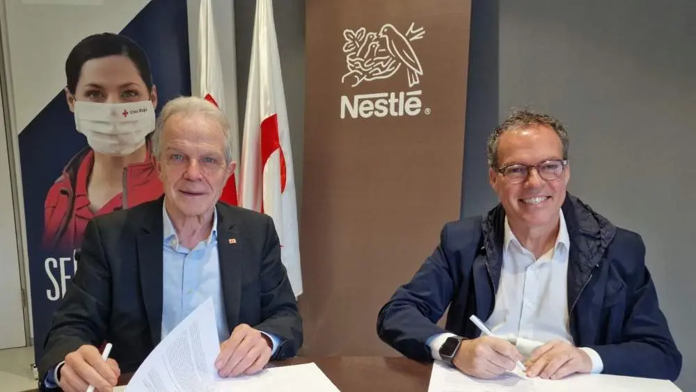 De izquierda a derecha, el presidente de Cruz Roja en Catalu&ntilde;a, Josep Quitet, y el director general de Nestl&eacute; Espa&ntilde;a, Jordi Llach.