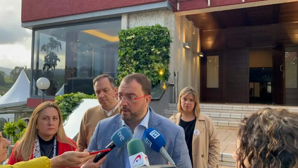 Comparecencia de Adri&aacute;n Barb&oacute;n a la prensa durante la celebraci&oacute;n de la Fiesta De la Rosa de Villaviciosa.