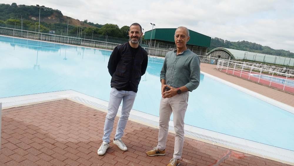 El alcalde en funciones de Siero, Ángel García "Cepi", junto al concejal en funciones de Deportes, Jesús Abad, visitando las instalaciones de la piscina de Pola de Siero.