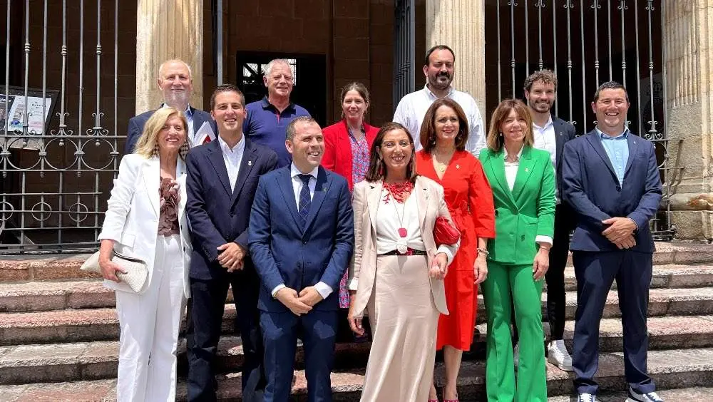 La nueva corporaci&oacute;n municipal y la oposici&oacute;n del Ayuntamiento de Cangas de On&iacute;s.