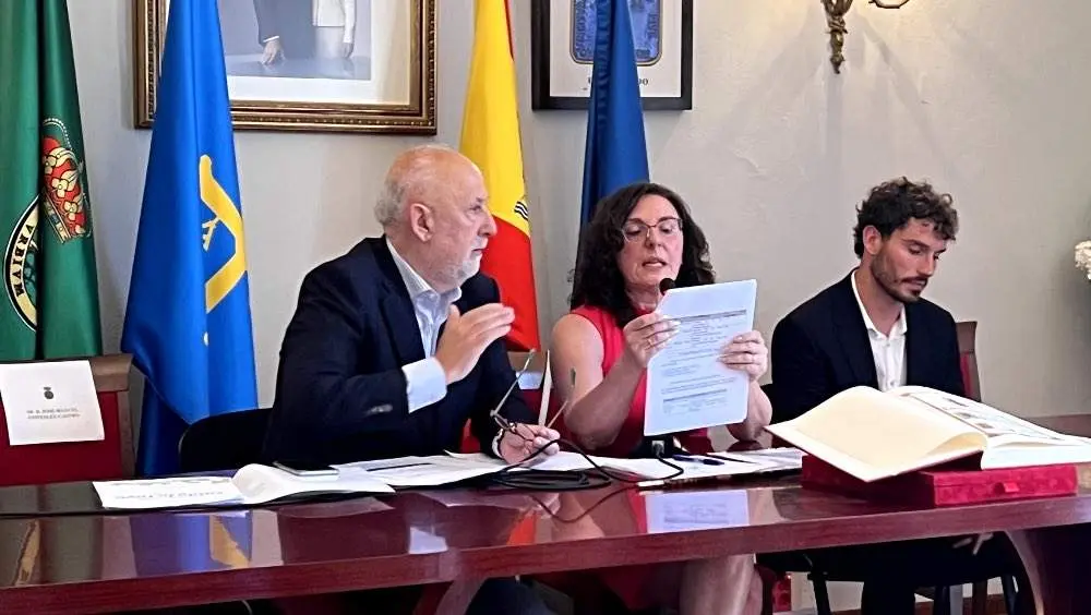 La secretaria municipal desmontando las acusaciones del concejal de VOX, a su izquierda.