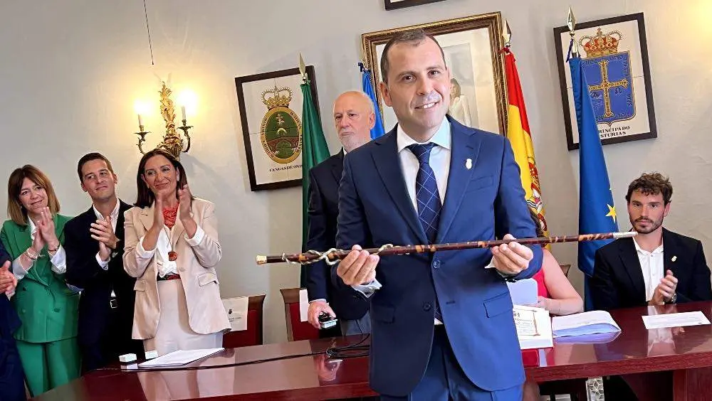 Jos&eacute; Manuel Gonz&aacute;lez Castro &laquo;Pep&iacute;n&raquo; reci&eacute;n investido como  alcalde de Cangas de On&iacute;s.
