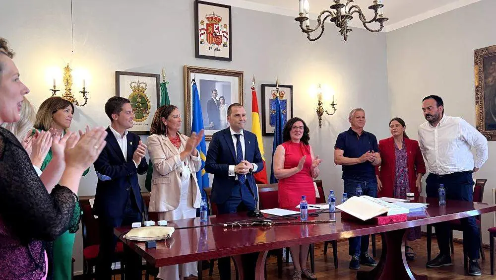 El reci&eacute;n investido alcalde, &laquo;Pep&iacute;n&raquo;, ovacionado por los asistentes al pleno.