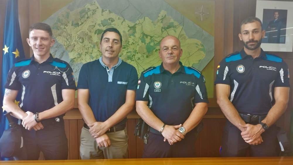 Las nuevas incorporaciones a la Policía Local junto con el alcalde de Llanera.