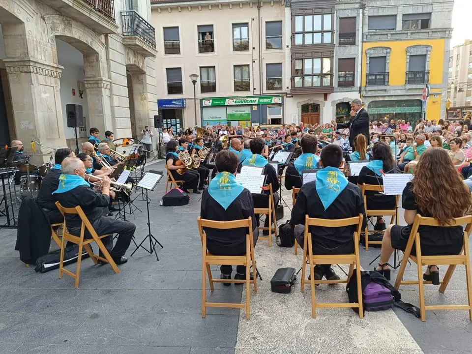 pregon-carmin-pola-orquesta-panuelo