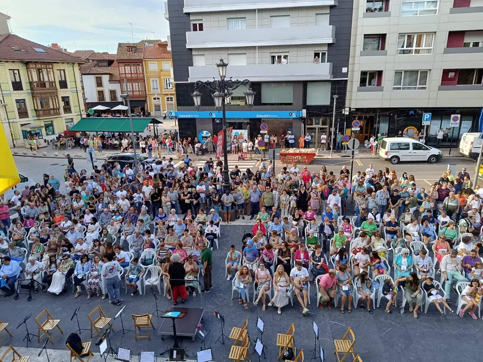 pregon-carmin-pola-publico