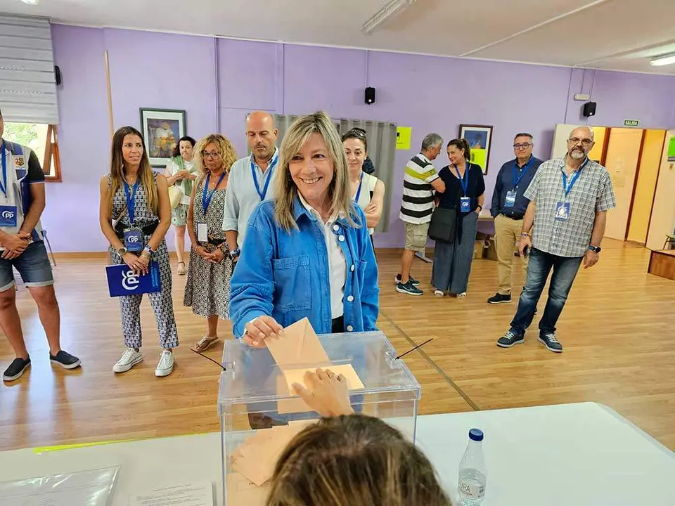 elecciones-estgher-llamazares-votando-01