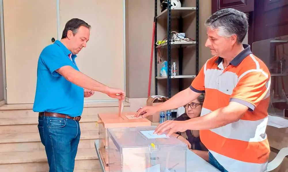 elecciones-alejandro-vega-votando