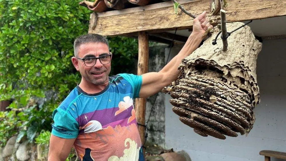 Roge Garc&iacute;a Rama posando con uno de los nidos que ha retirado.
