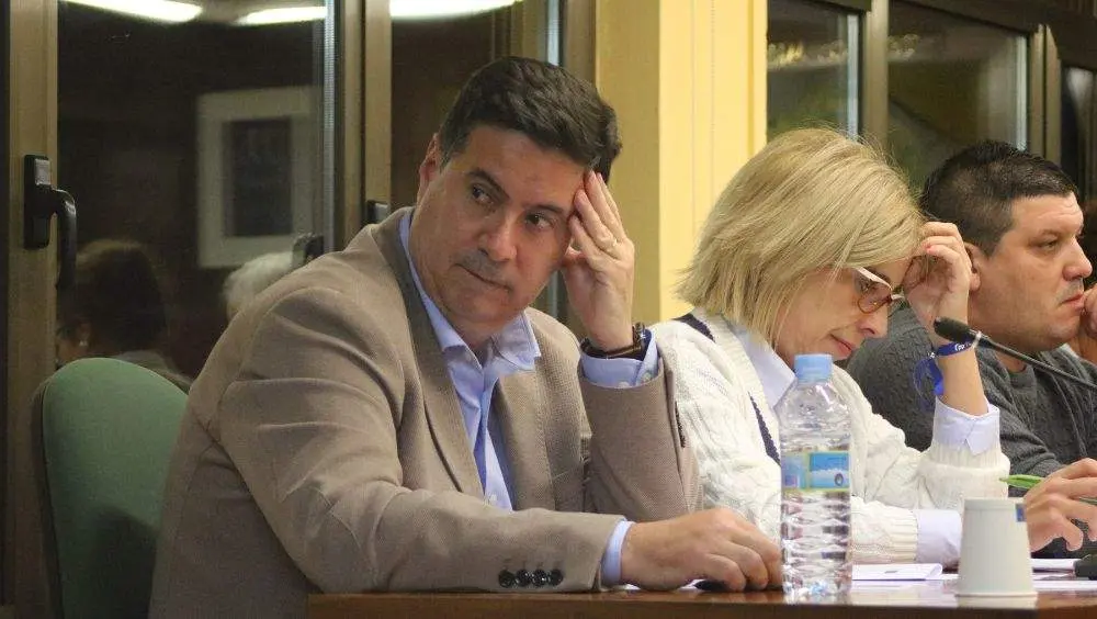Silverio Arg&uuml;elles y Nuria Ni&ntilde;o durante un pleno en el Ayuntamiento de Llanera