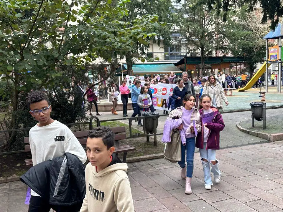 marcha-escolar-violencia-genero-cangas-onis (7)