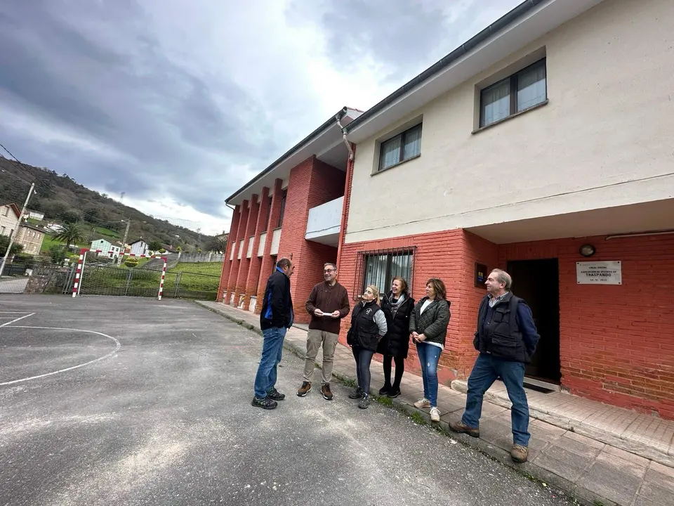 Junto al edil, de izquierda a derecha: Ramiro Rodr&iacute;guez, Carmen Estrada, Isaura Montes, Blanca Antonio y Rufino Estrada, miembros de la Asociaci&oacute;n de Vecinos de Trespando.