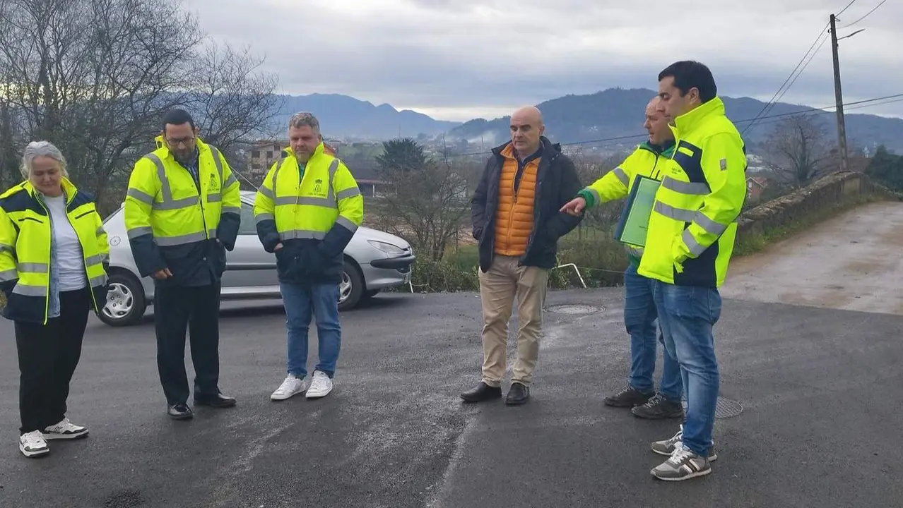 El alcalde de Llanera, la concejala de obras, y el concejal de accesibilidad, junto a t&eacute;cnicos municipales y encargados