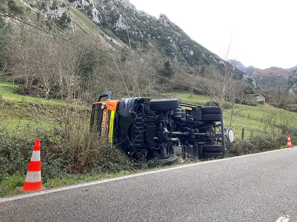 camion-vuelca-amieva-carretera-nacional-02