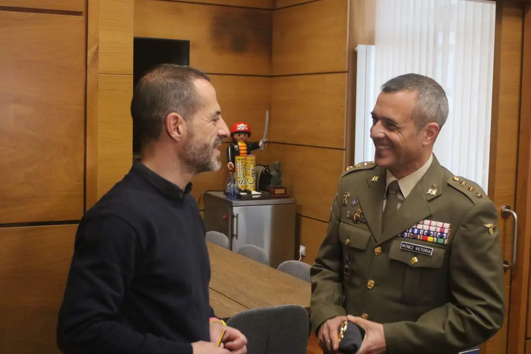 El alcalde y el coronel poco antes del inicio de la reuni&oacute;n