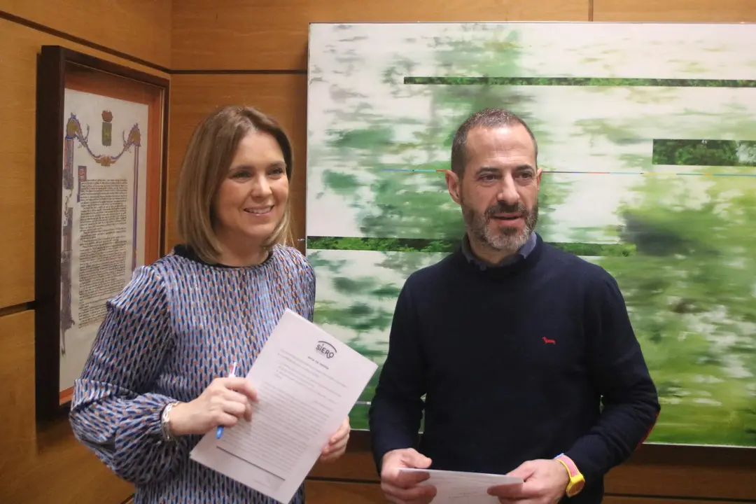 La concejala de Educaci&oacute;n, Eva Iglesias y el alcalde de Siero, &Aacute;ngel Garc&iacute;a