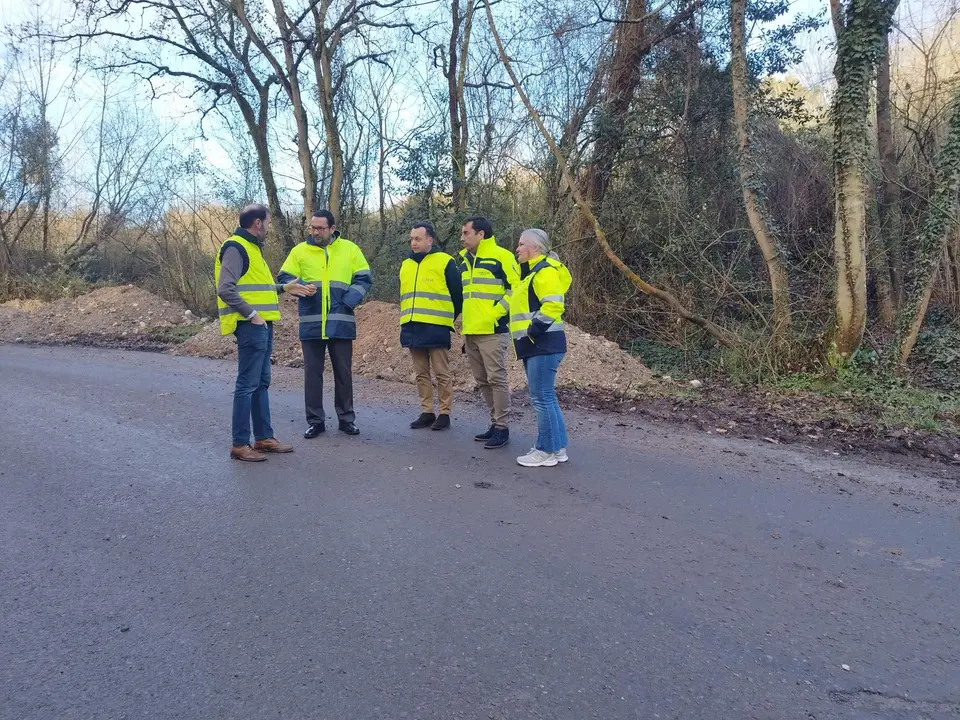 El alcalde de Llanera, segundo por la derecha, con la concejala de obras, y t&eacute;cnicos responsables de la obra, en la carretera de Villabona