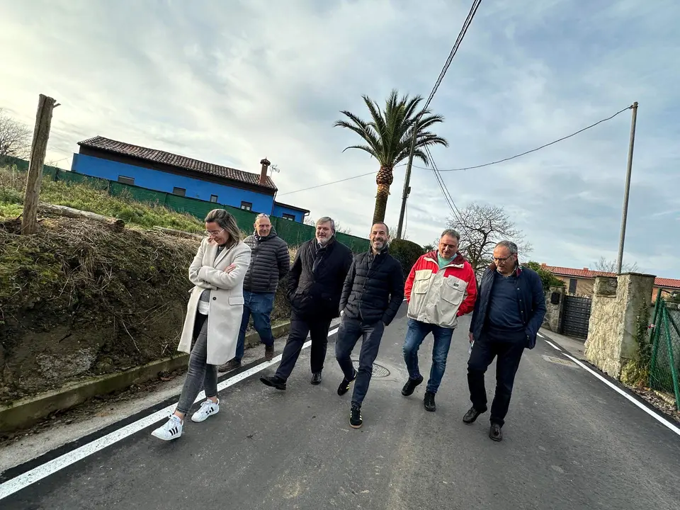 Junto al alcalde, Leire Gabilondo, t&eacute;cnica municipal; Diego Olay y Roberto D&iacute;az, jefe y director gerente de la obra; el concejal de Caminos en el Medio Rural, Alejandro Villa, y Juan Carlos &Aacute;lvarez, t&eacute;cnico municipal.