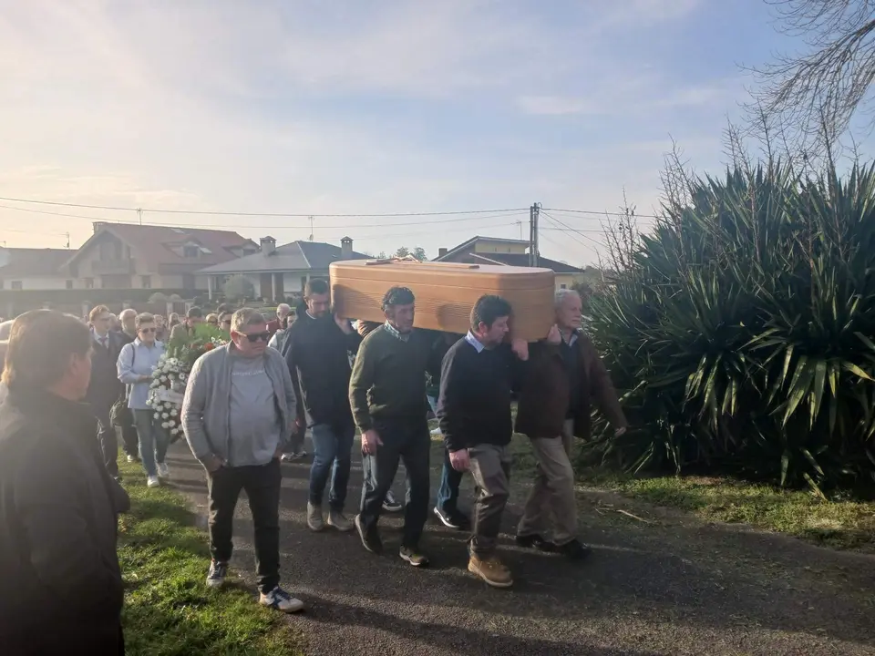 Amigos y familiares de Tino Prado trasladando sus restos a hombros