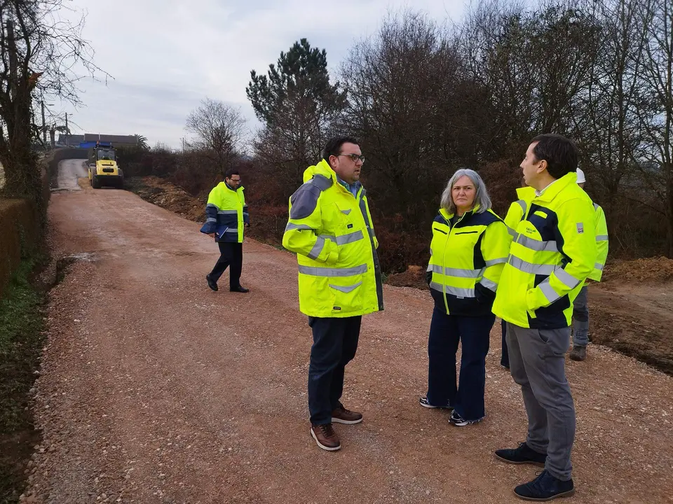 El alcalde de Llanera, Gerardo Sanz, primero por a derecha, con la concejala de obras, Eva Mar&iacute;a P&eacute;rez y el responsable de la empresa que est&aacute; ejecutando los trabajos en Pruvia