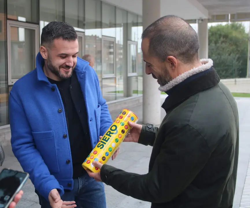 El alcalde entreg&aacute;ndole al vice consejero el presente de moda en el concejo